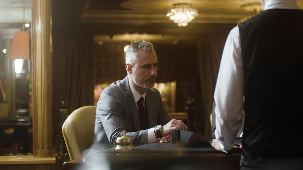 uomo che chiede un altro drink.