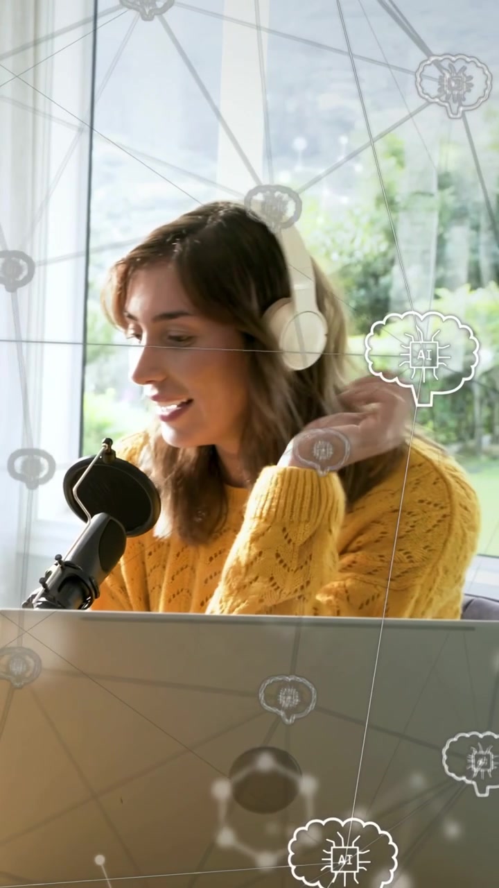Video vertical: Mujer inclinándose hacia el micrófono y hablando, causando una superposición de IA en la pantalla del portátil para un podcast de tecnología.