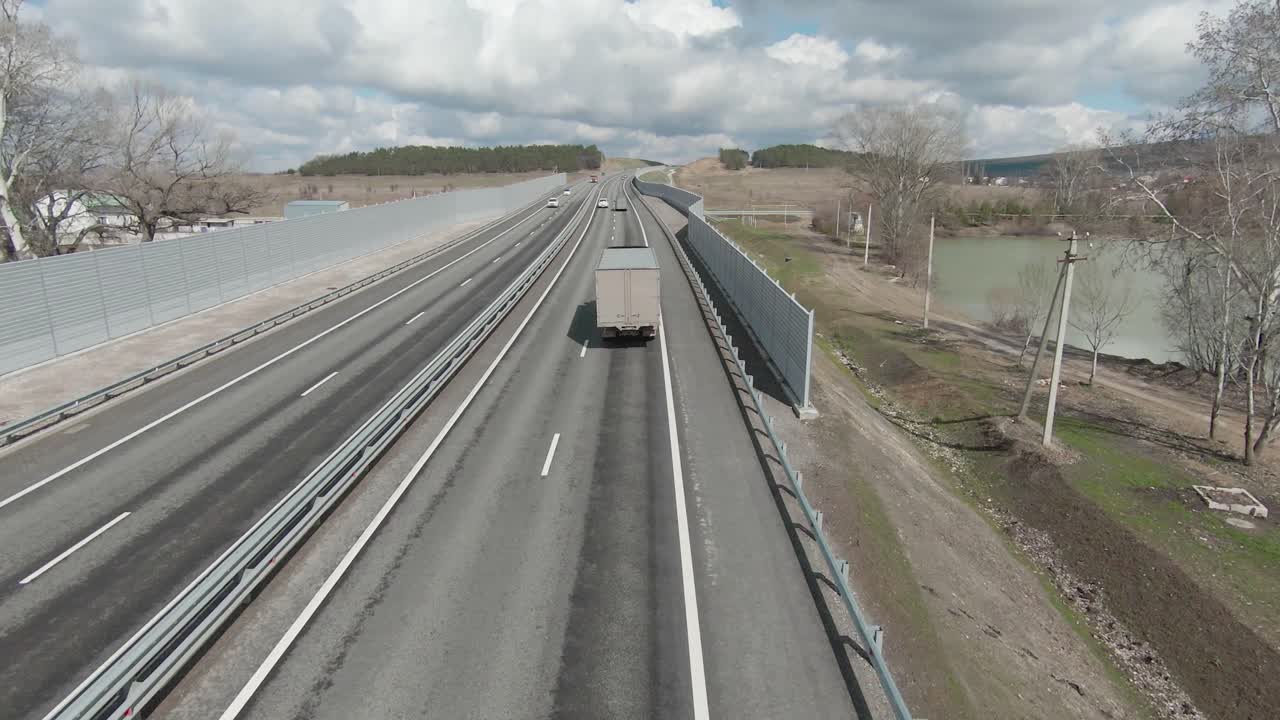 트럭과 풍경으로 고속도로 전망