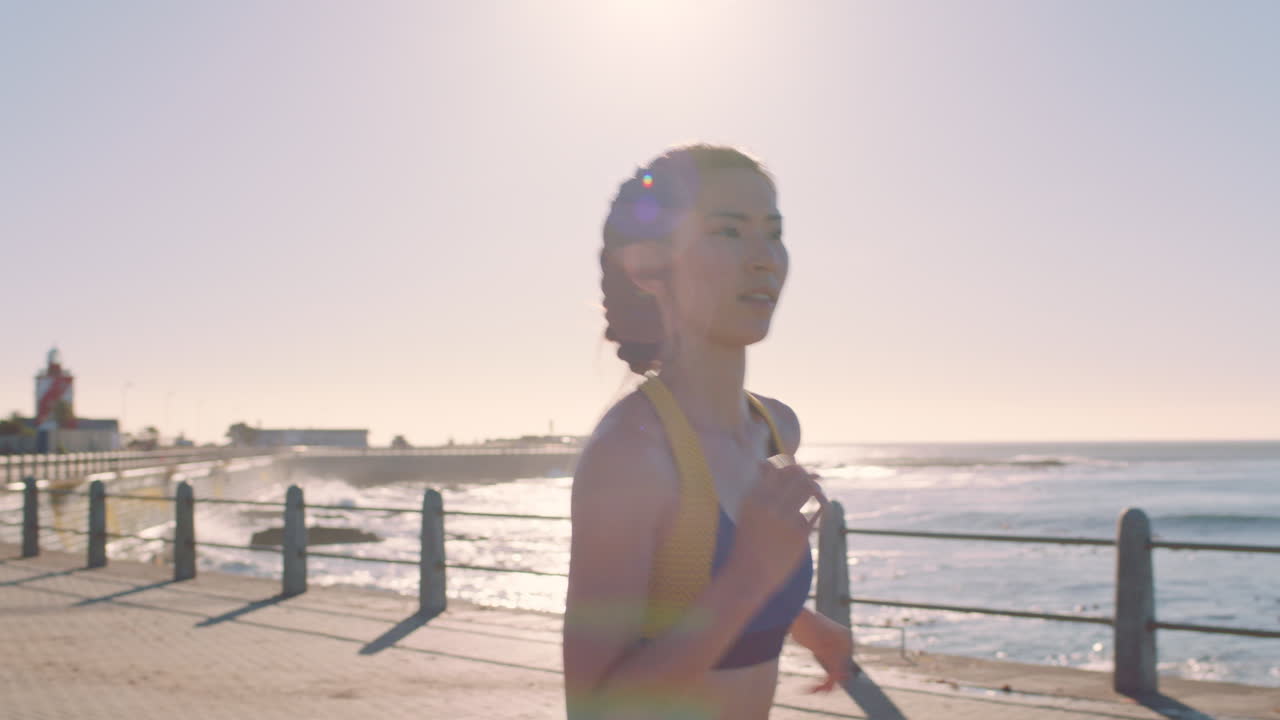 여자, 야외에서 바다에서 달리고 해가 지는