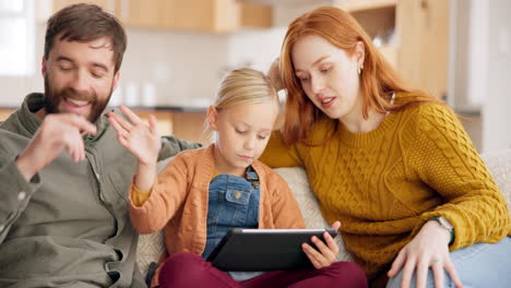 Eltern,-Kind-Und-Tablet-Im-Familienhaus