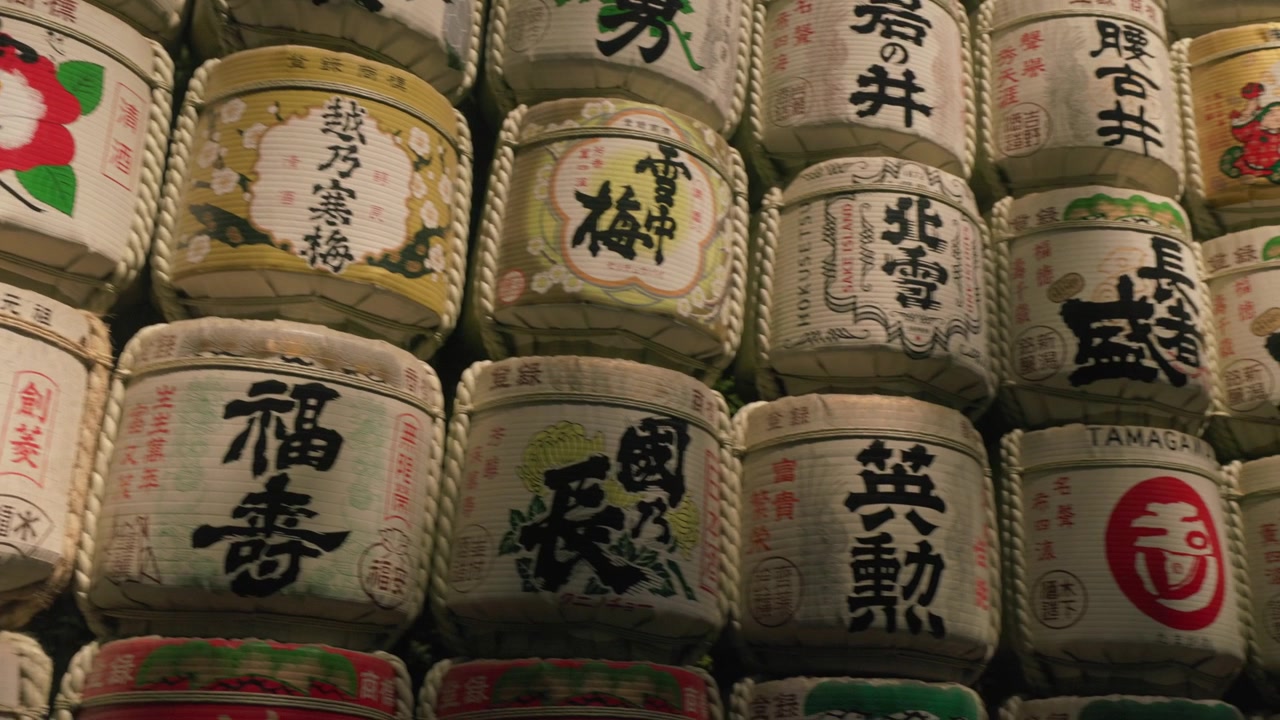 Dinding dekoratif tong sake Komodaru di Kuil Meiji Jingu di Tokyo, Jepang, menampilkan wadah sake tradisional Jepang