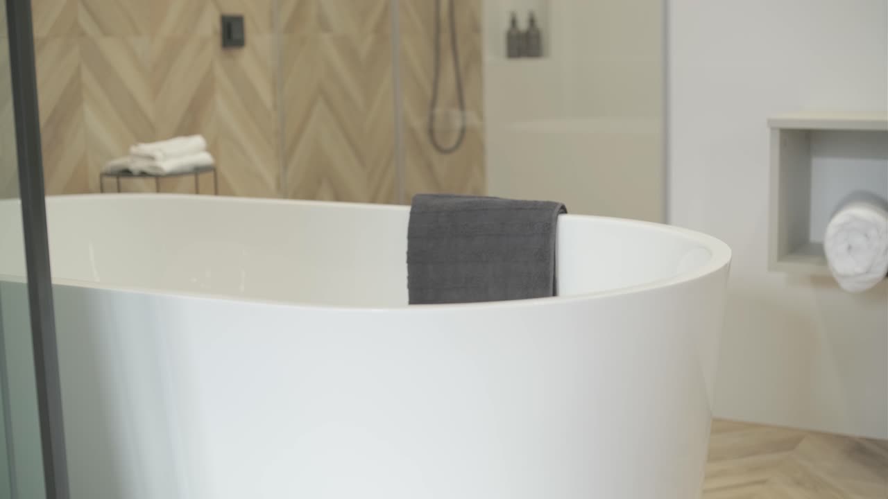 미니멀한 스타일의 현대적인 화이트 은 화장실과 자연빛