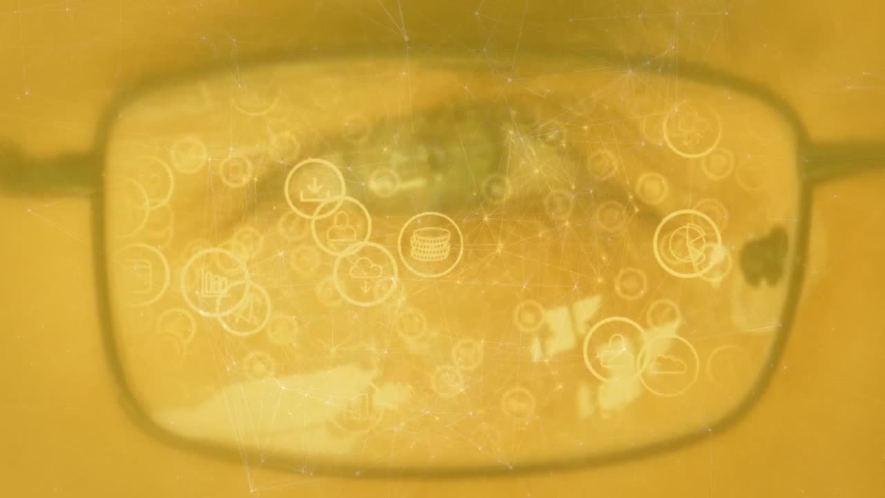 안경 을 입은 백인 남자 의 눈 위 에 있는 연결 과 아이콘 의 애니메이션