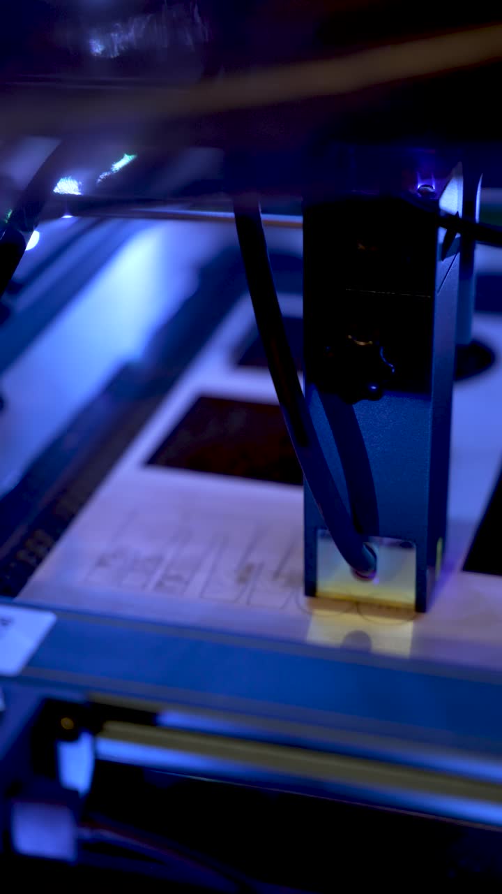 Detailaufnahme eines Lasergravierers beim Schneiden von Holz, die Präzision, Technologie und industrielle Handwerkskunst hervorhebt. Vertikales Video
