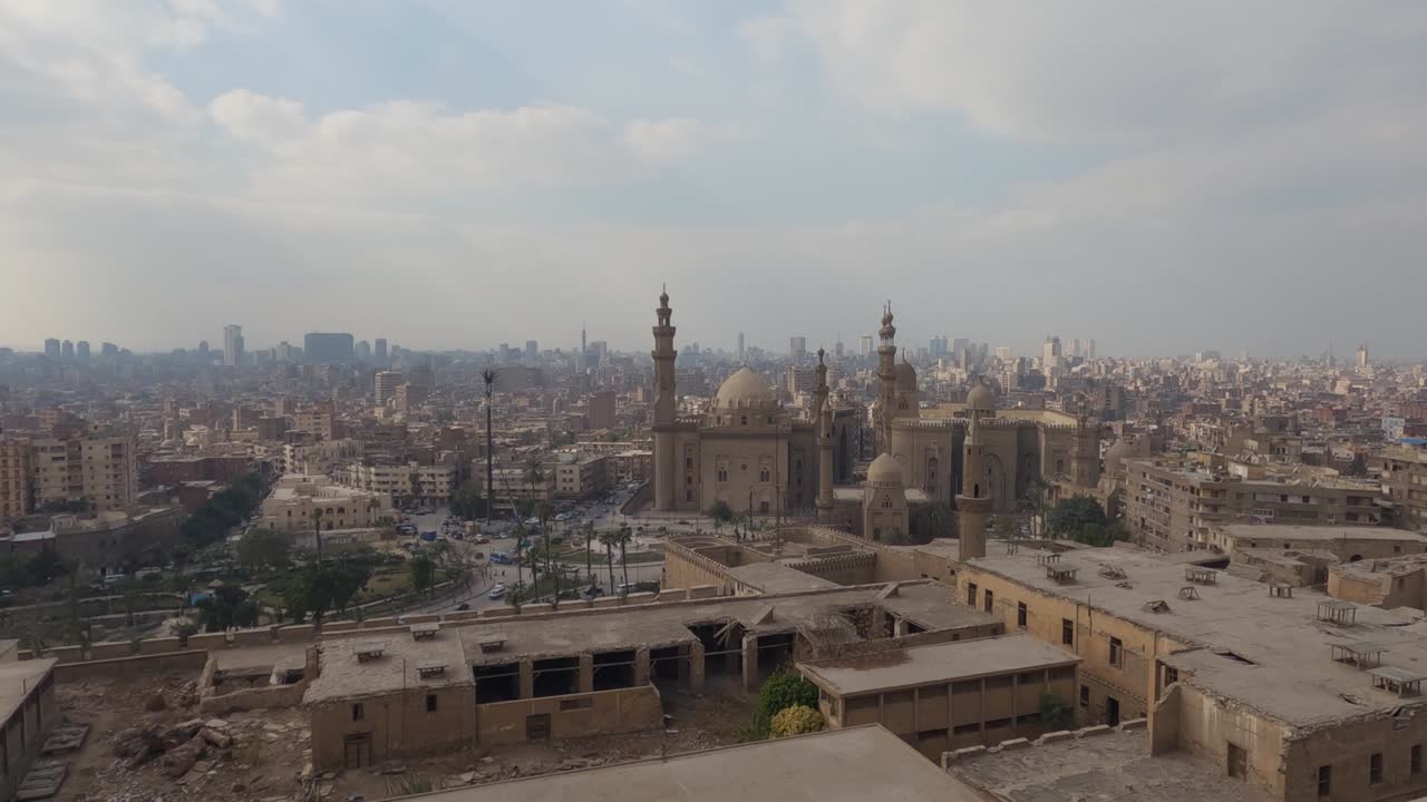vista panorámica de la mezquita madrasa del sultán hassan y sus torres en el fondo del cairo, egipto.
