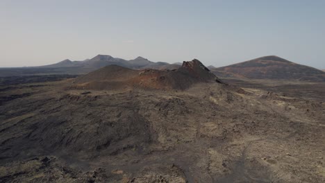 Vista-Aérea-Del-Paisaje-Volcánico-Capturado-En-Lanzarote,-Isla-Canaria