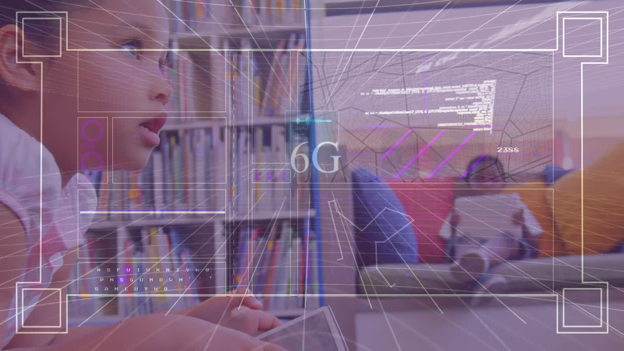 анимация обработки данных против двухрасовой девочки с помощью цифрового планшета в школе