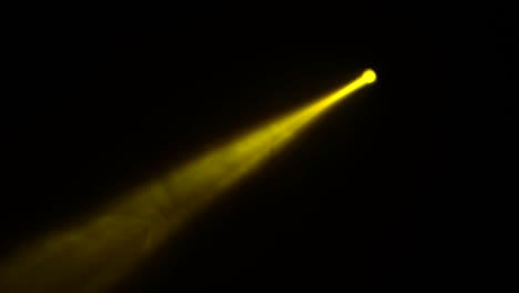 un reflector se vuelve en haces multicolores en un fondo negro