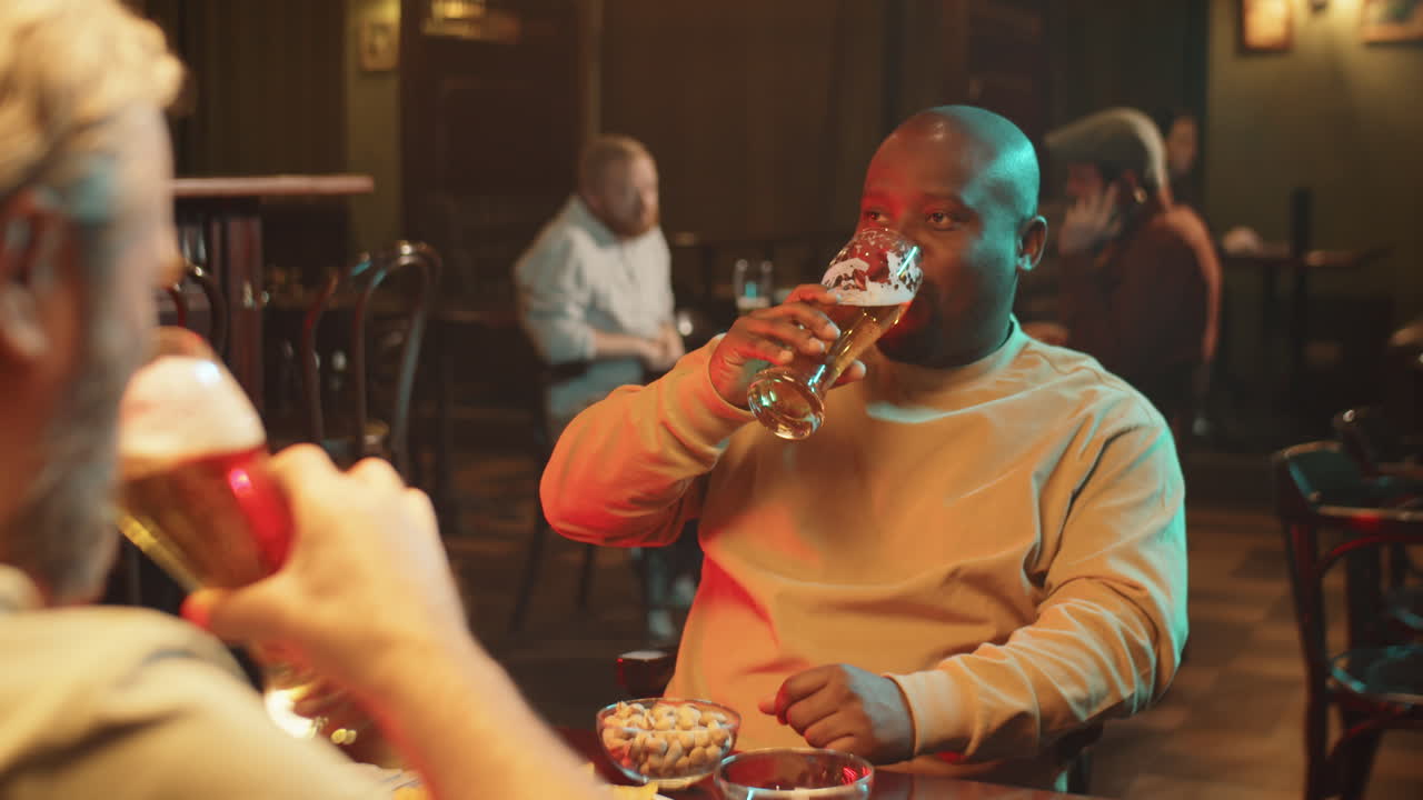 Bicchieri che brindano con la birra