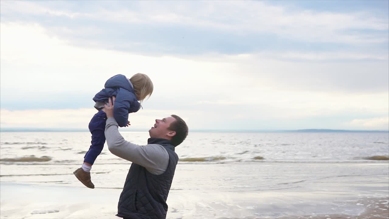 Padre e figlia giocano sulla spiaggia