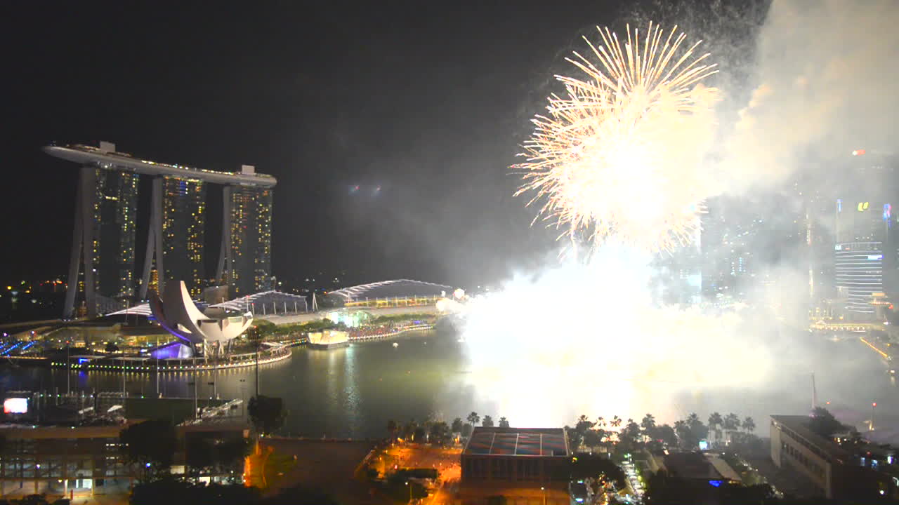 un enorme e impresionante espectáculo de fuegos artificiales en la ciudad de singapur