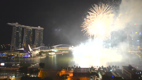 Ein-Riesiges-Und-Beeindruckendes-Feuerwerk-In-Singapur-City