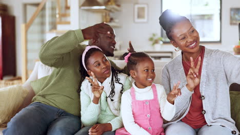 Familia-Negra-Divertida,-Selfie-Y-Feliz-En-Casa