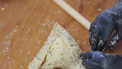 moldeo en cámara lenta de los pasteles griegos tradicionales de flaouna