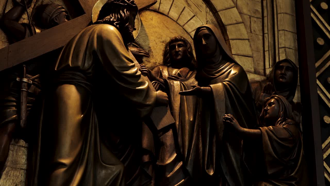 una escultura antigua en la pared con figuras de santos en una iglesia en europa central, capturada en resolución 4k