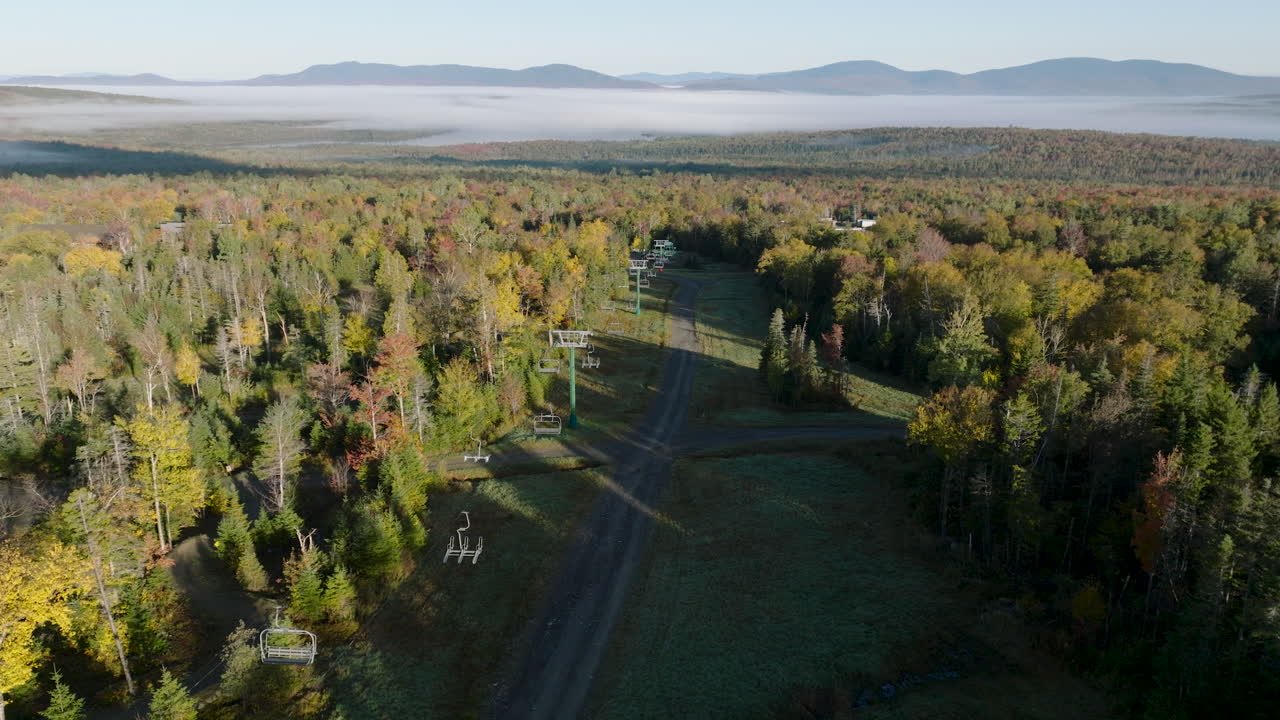 vista aérea del ascensor de cuatro sillas de la rama sur en saddleback maine en otoño