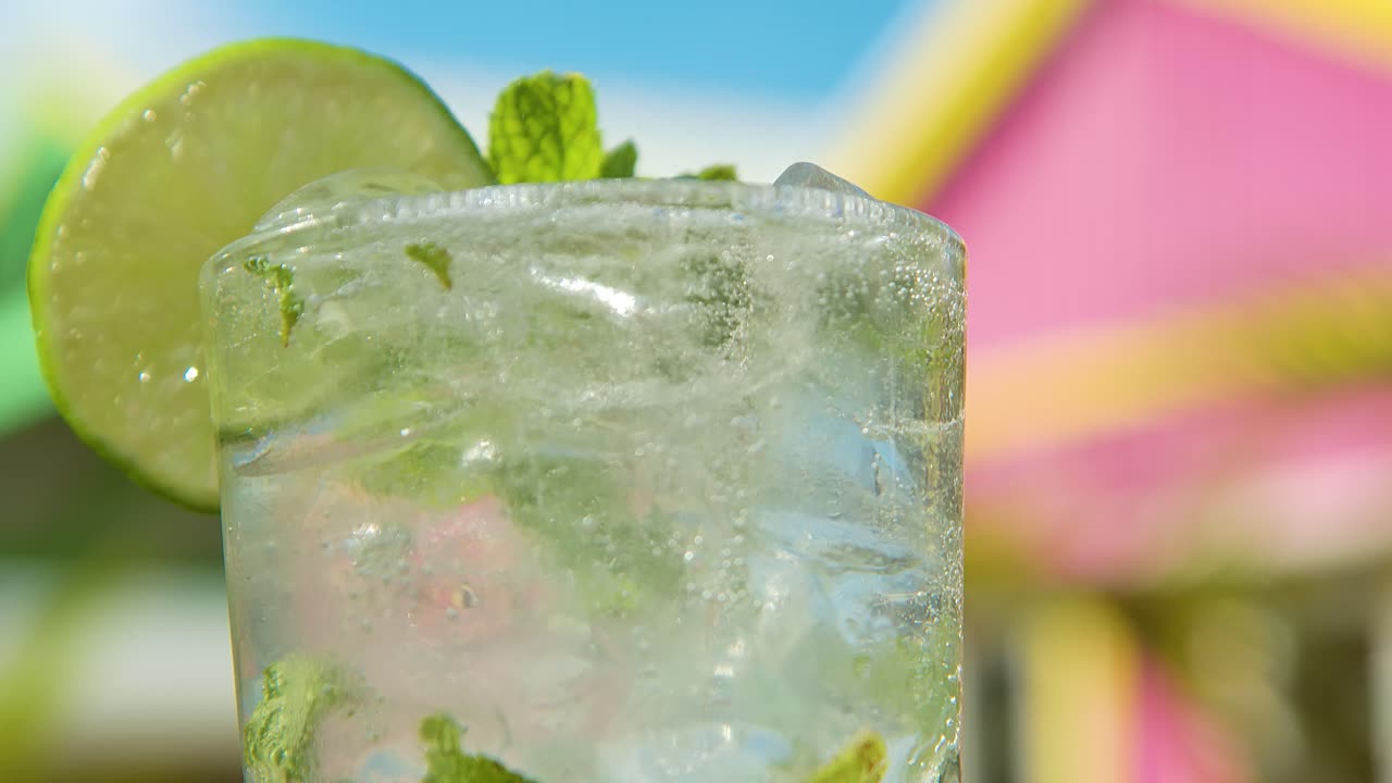 ⁇  럼은 신선한 모히토에 첨가됩니다. 열대 분홍색 가정 배경의  ⁇ 은 깊이