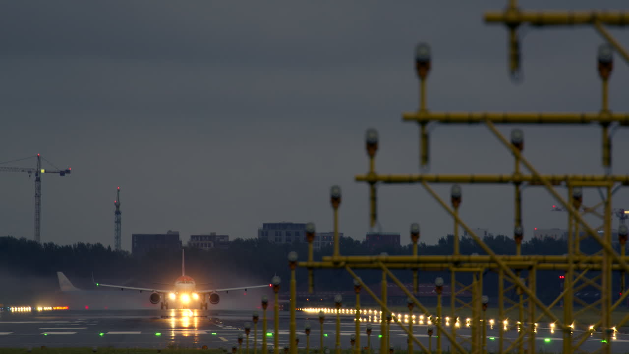 avión aterrizando en la noche