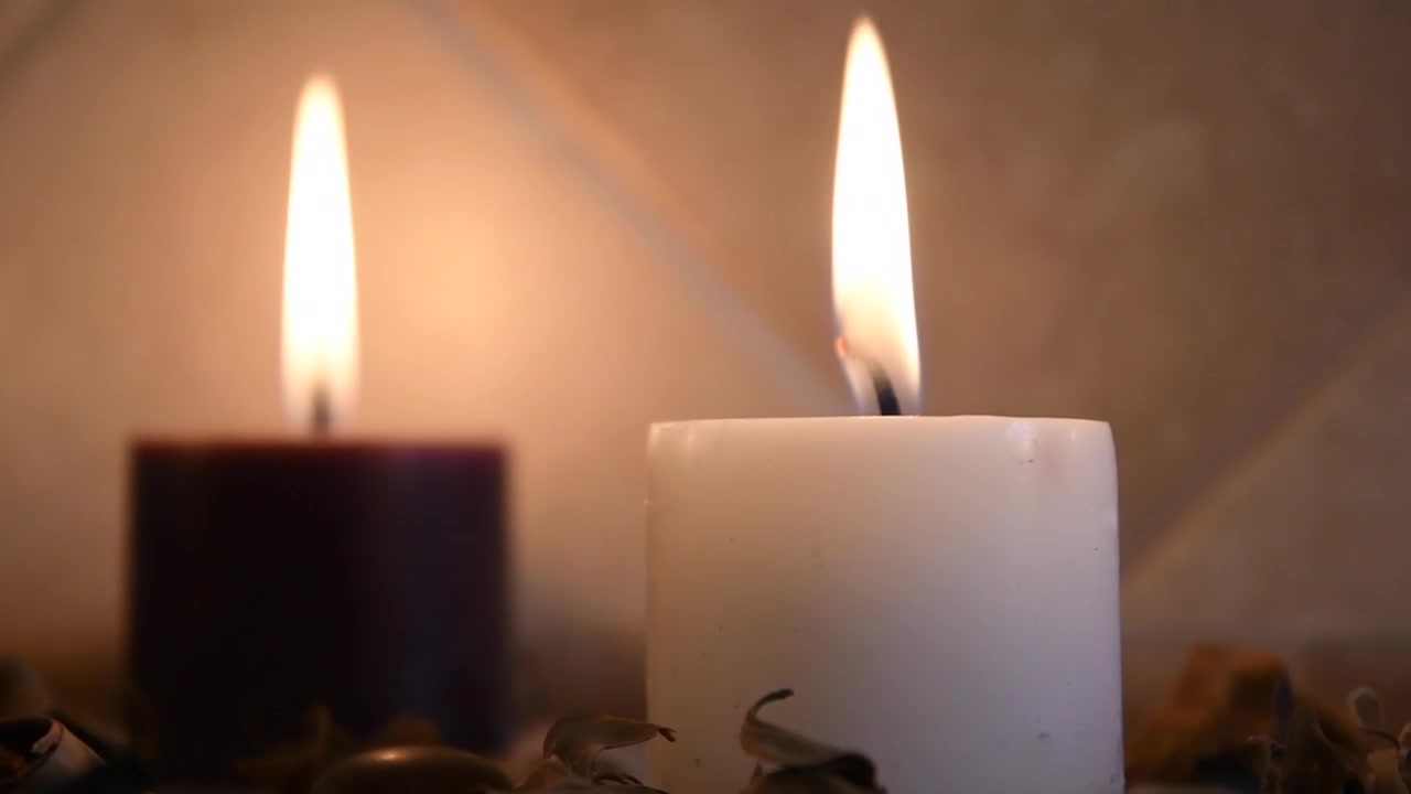 sfondo spa rilassante con candele con fiamme tremolanti e alcuni petali di legno