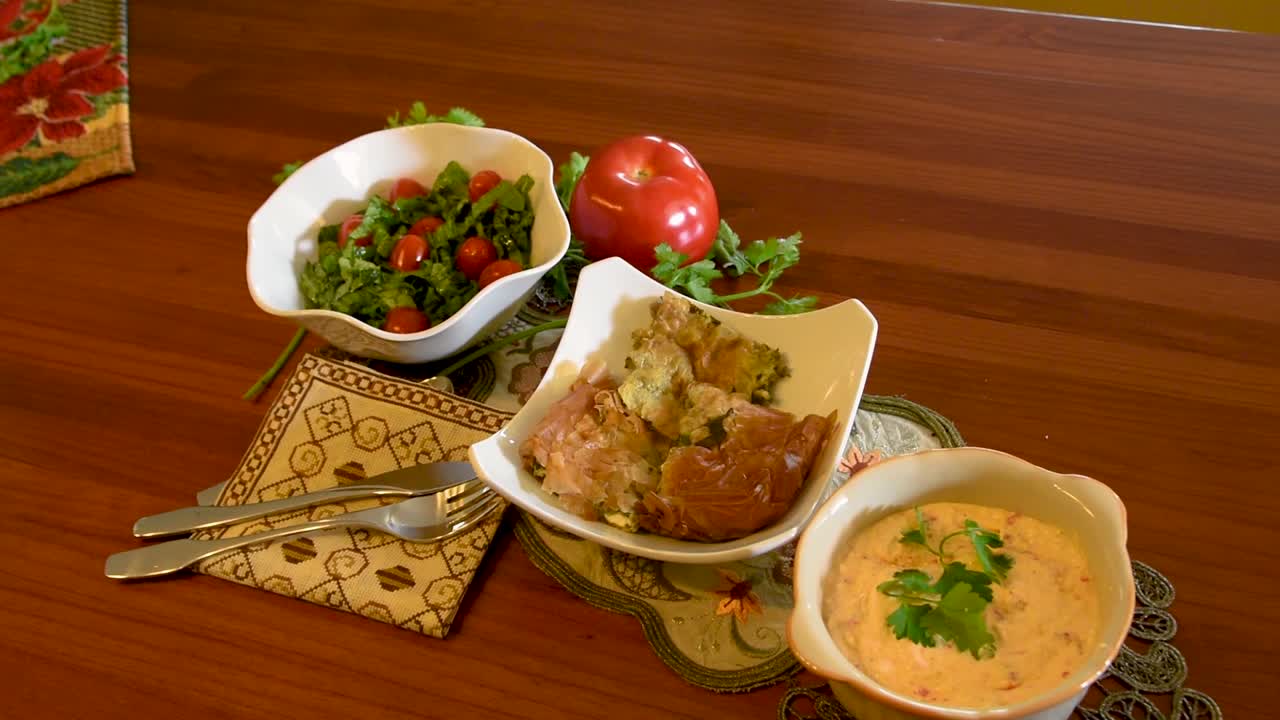 cocina mediterránea saludable, concepto de tres platos para el almuerzo o la cena