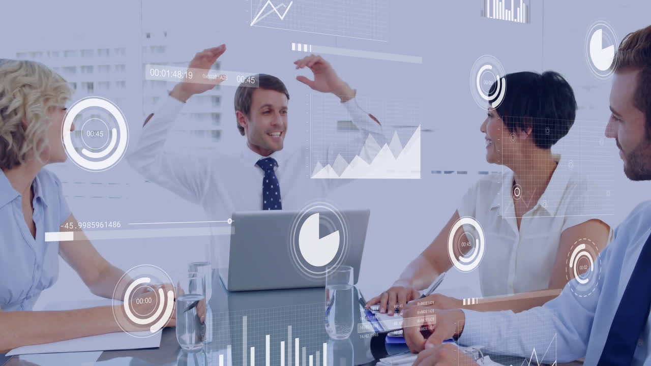 animación del procesamiento de datos financieros sobre diversas personas de negocios en la reunión en la oficina