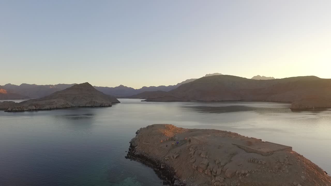 Drone in volo verso Telegraph Island nello Stretto di Hormuz, Oman, vicino all'Iran, rivelando le rovine della storica stazione telegrafica britannica in una delle rotte di spedizione petrolifera più strategiche del mondo.