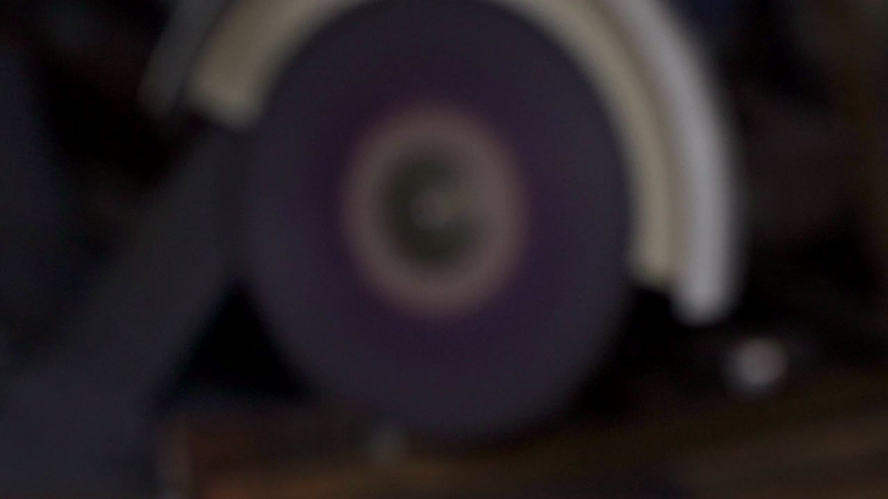 el trabajador corta tuberías de metal con un molinillo de cerca. muchas chispas agradables.