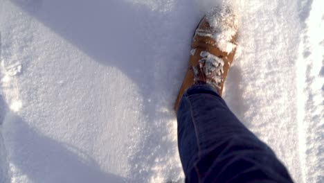 Pov,-Der-Auf-Männliche-Füße-Herabblickt,-Die-Durch-Frischen-Pulverschnee-In-Zeitlupe-Gehen