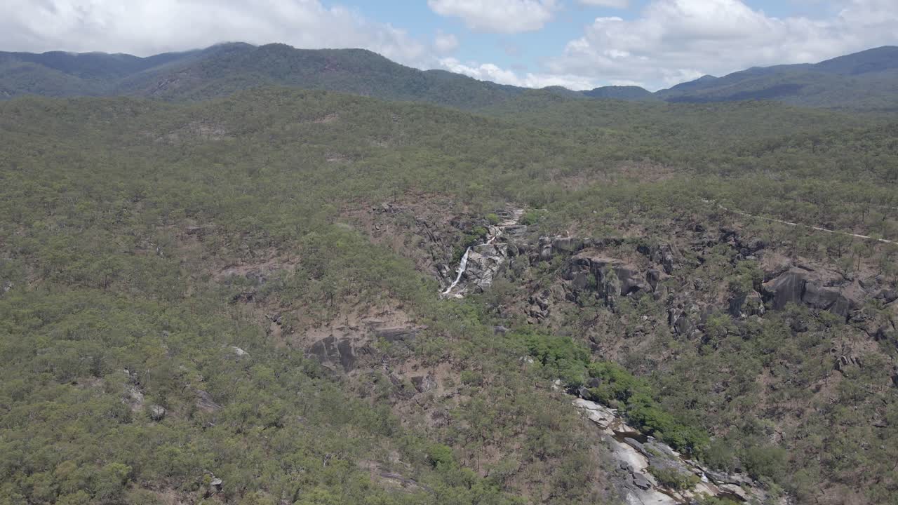 vista panorámica de las cataratas de davies creek en el parque nacional de davies creek, queensland, australia - toma aérea de drones