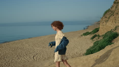 Niña-Riendo-Corriendo-Por-La-Orilla-Del-Mar-Con-Los-Brazos-Extendidos.-Mujer-Caminando-Por-La-Playa.