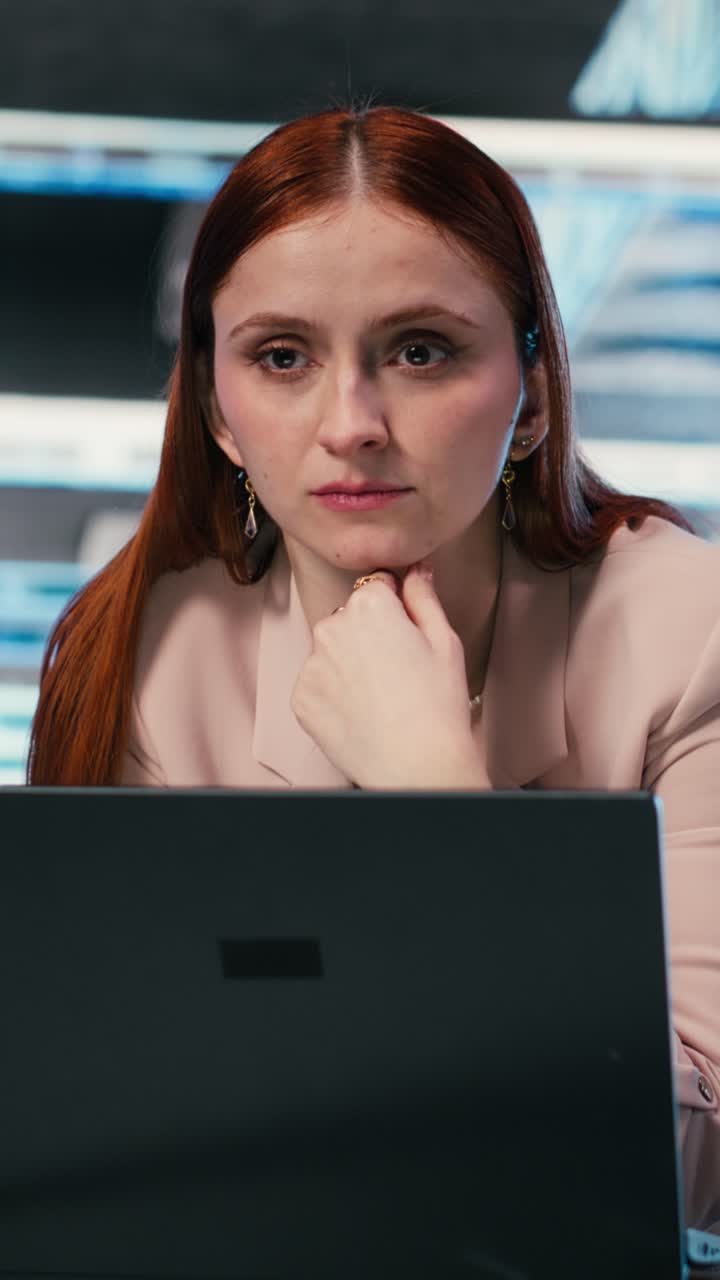 Vertikales Video: Programmiererin am Arbeitsplatz im Serverraum mit Laptop