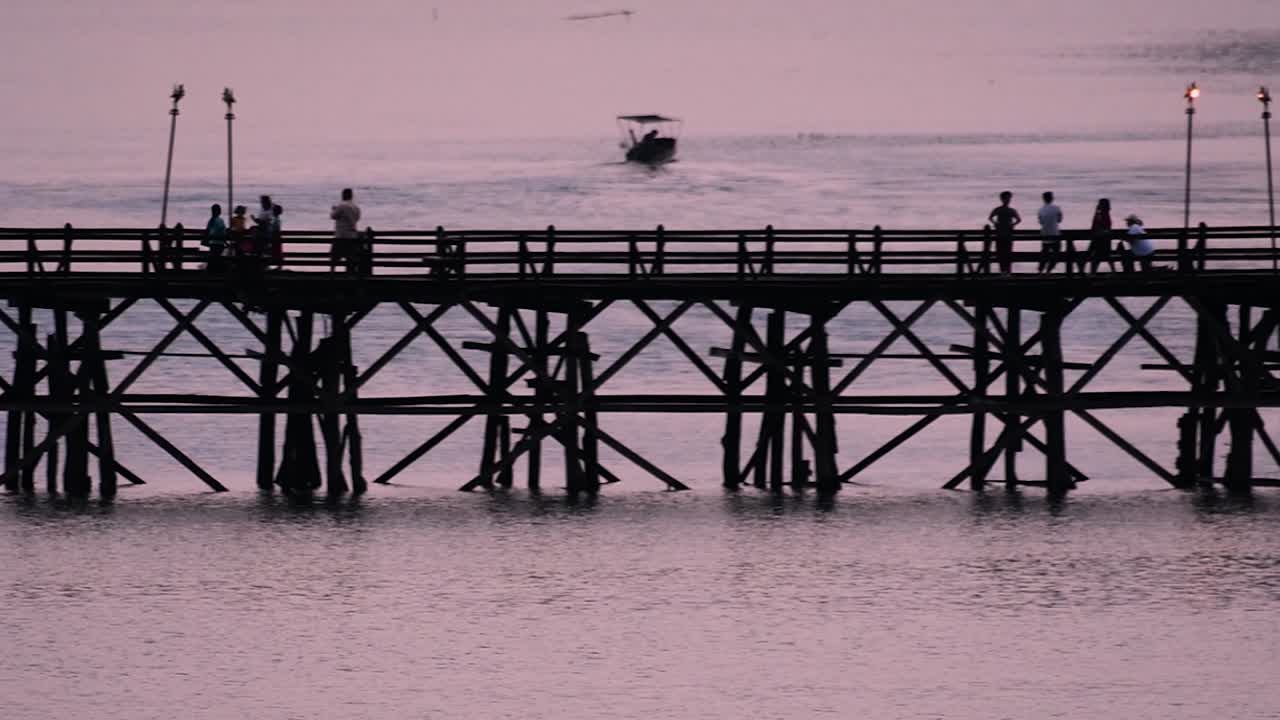몬 다리는 태국 상클라에 위치한 오래된 목조 다리입니다.