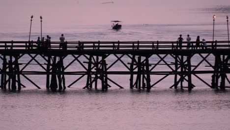 Die-Mon-brücke-Ist-Eine-Alte-Holzbrücke-In-Sangkla,-Thailand