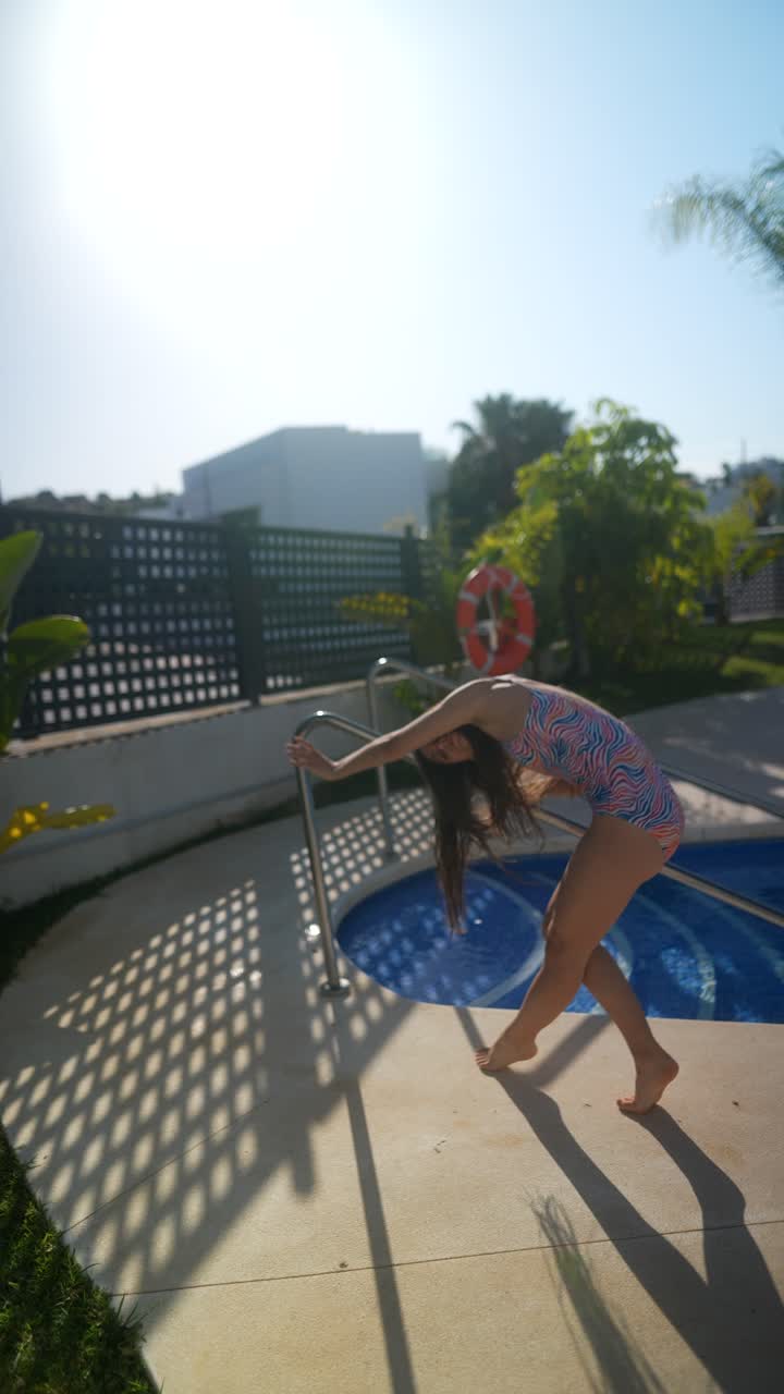 una adolescente disfrutando de un día junto a la piscina