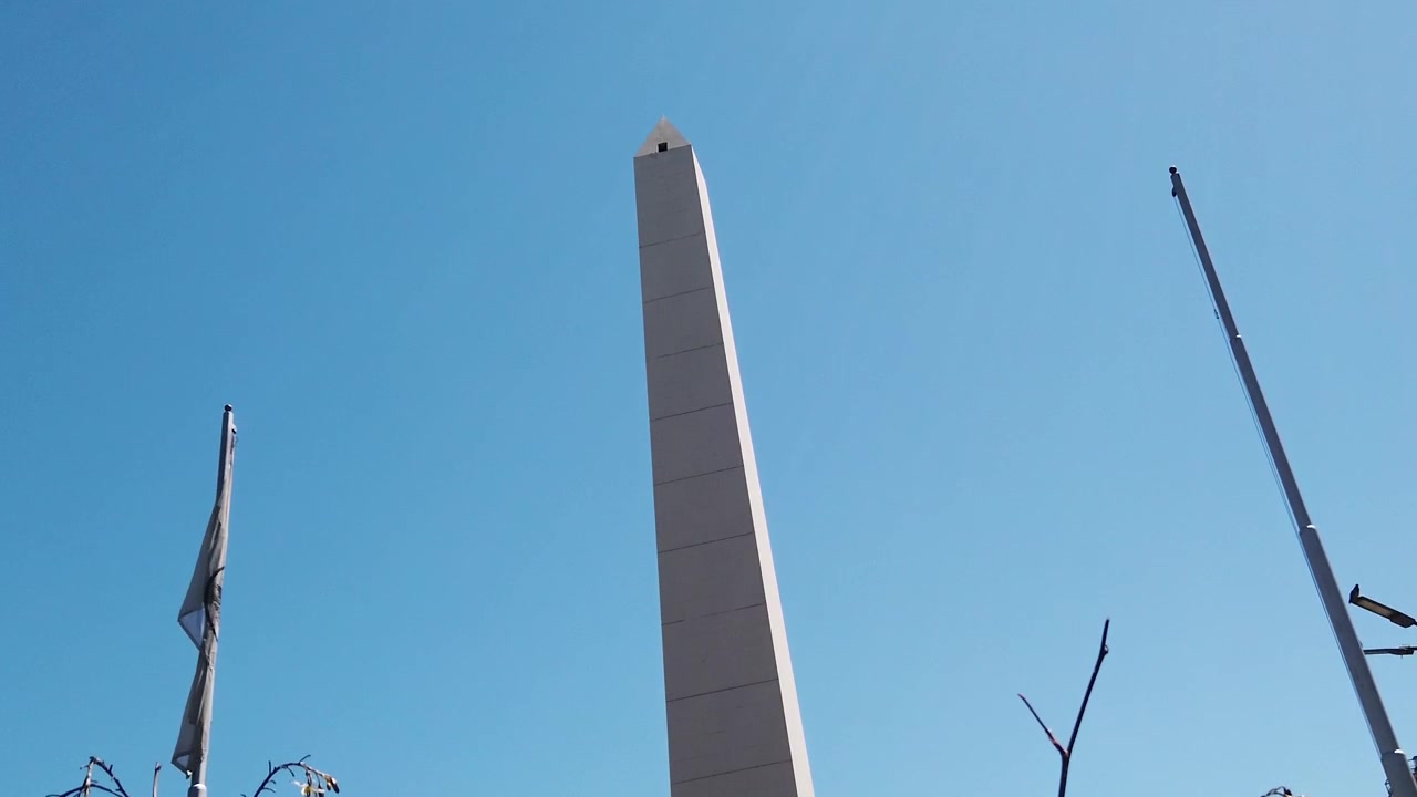 Vista dal basso dell'obelisco della città di Buenos Aires, Argentina, con uno skyline blu.