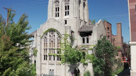 Verlassene-Methodistische-Kirche-Der-Historischen-Stadt-In-Gary,-Indiana,-Mit-Herausgezogenem-Drohnenvideo