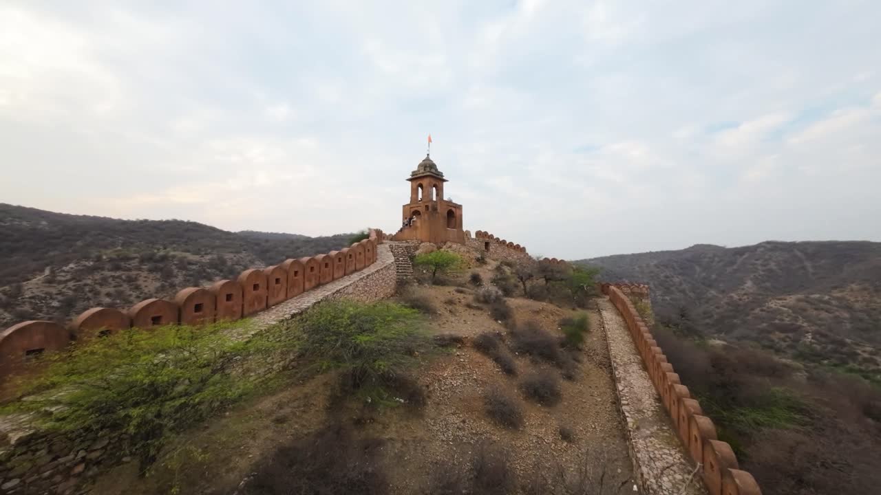 antiguo fuerte en una montaña