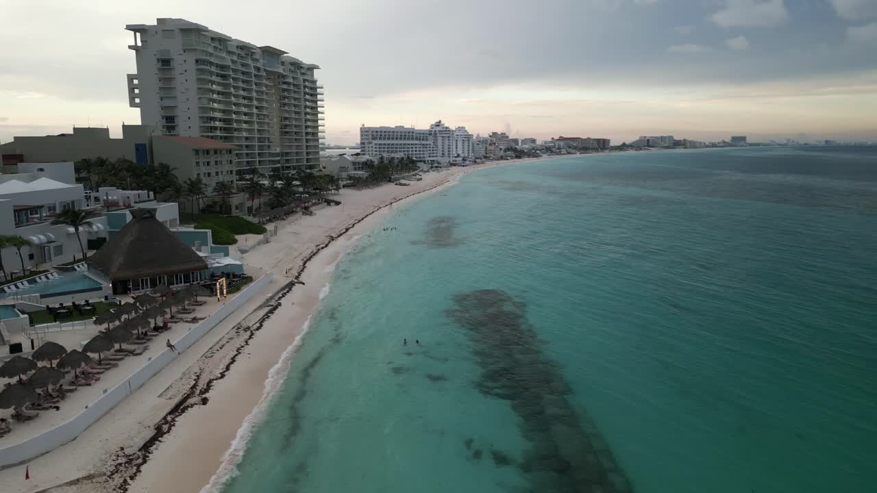 Spiaggia di Cancun con viste panoramiche delle acque turchesi e hotel e resort da una ripresa aerea con drone
