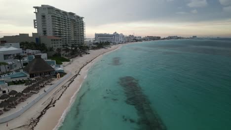 Cancun-Strand-Mit-Malerischem-Blick-Auf-Das-Türkisfarbene-Wasser-Mit-Hotels-Und-Resorts-Aus-Einer-Luftdrohnenaufnahme