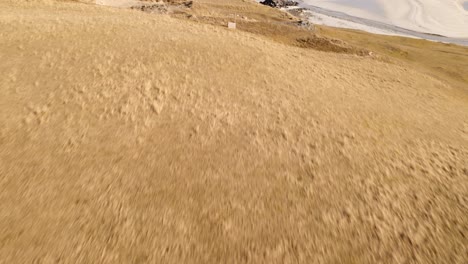 Drohnen-Neigungsschuss-Vom-Moorland-Zum-Sand-Am-Reef-Beach-In-Uig,-Isle-Of-Lewis-Auf-Den-äußeren-Hebriden-Schottlands