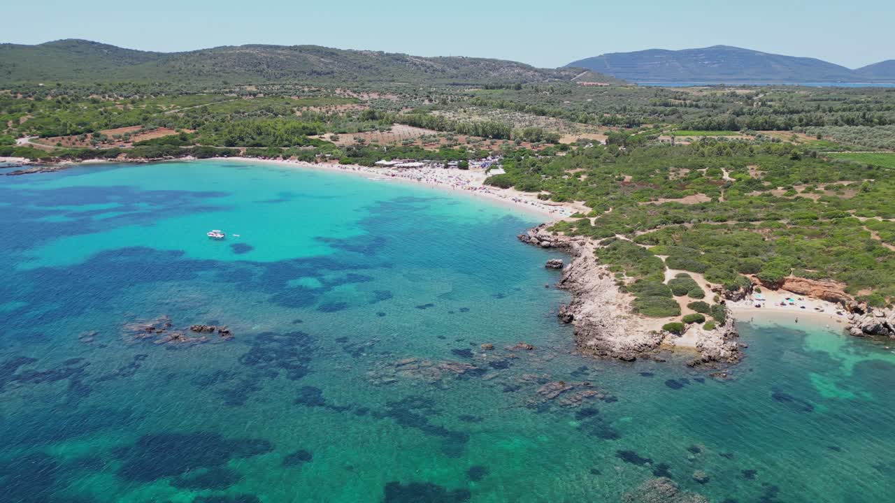 Praia de Cala Spinosa em Capo Testa, Santa Teresa di Gallura, Sardenha, Itália - Aéreo 4K em círculos.