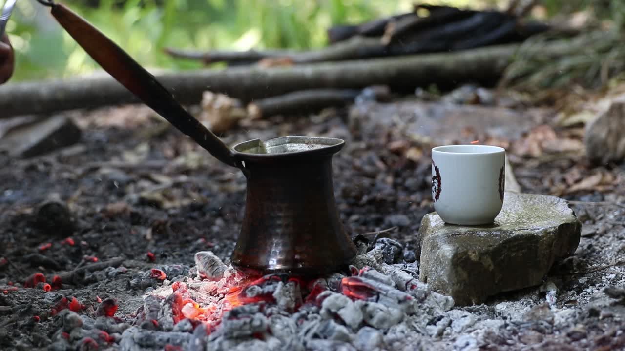 캠프 에서 전통적 인 터키 커피 를 만드는 것