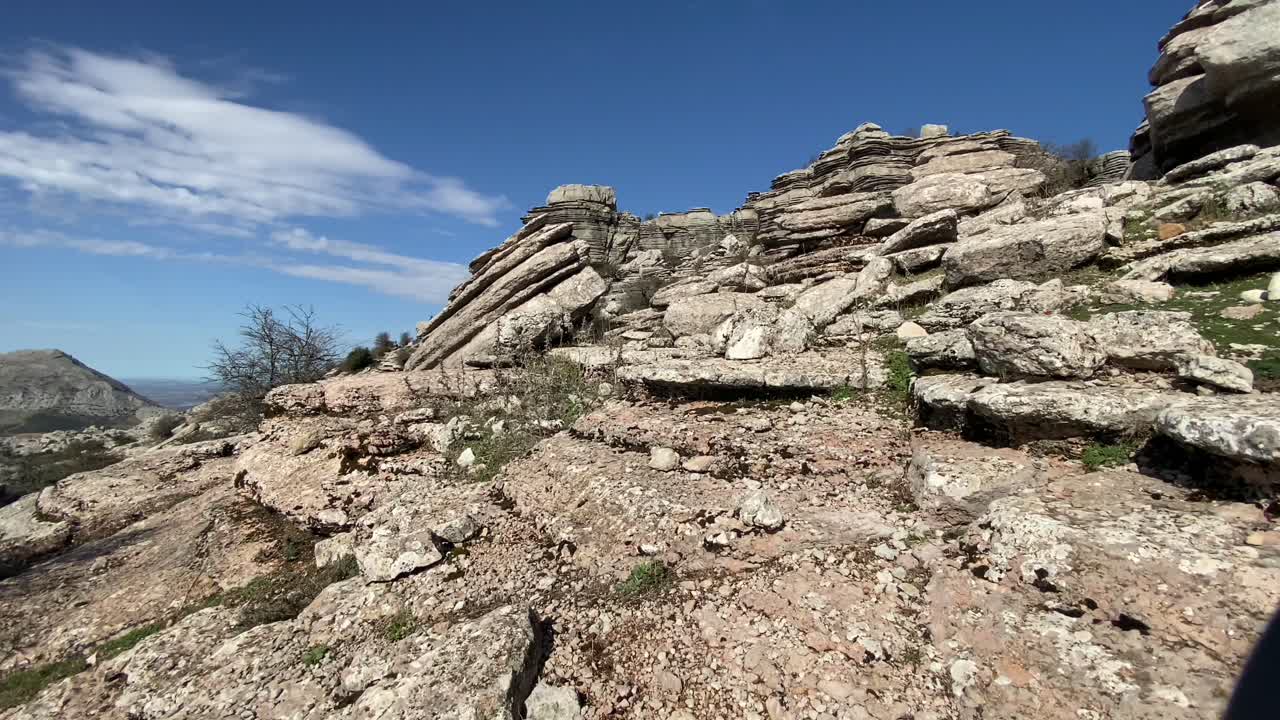 breve recorrido por una zona montañosa de caminos rocosos a través del paisaje kárstico en el torcal de antequera, españa