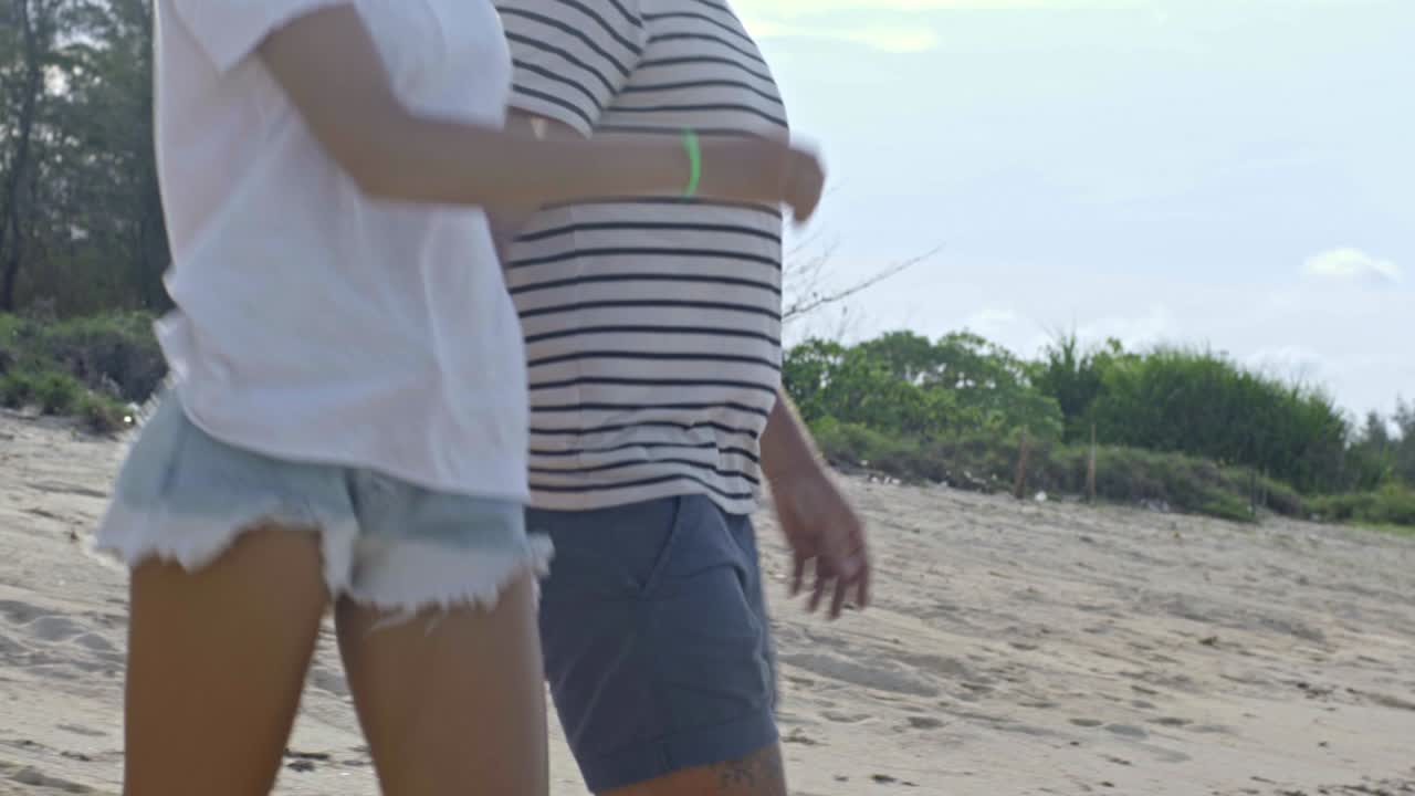 로맨틱 한 커플 이 함께 해변 을 고 있다