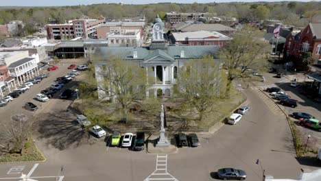 Juzgado-Histórico-Del-Condado-De-Lafayette-En-Oxford,-Mississippi-Con-Video-De-Drones-Saliendo