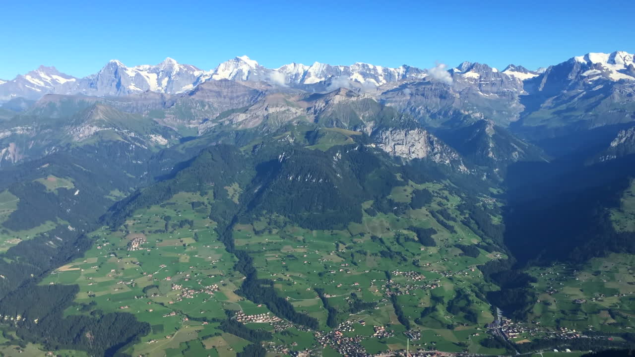 toma panorámica en la cima de la montaña niesen en el oberland bernés en suiza