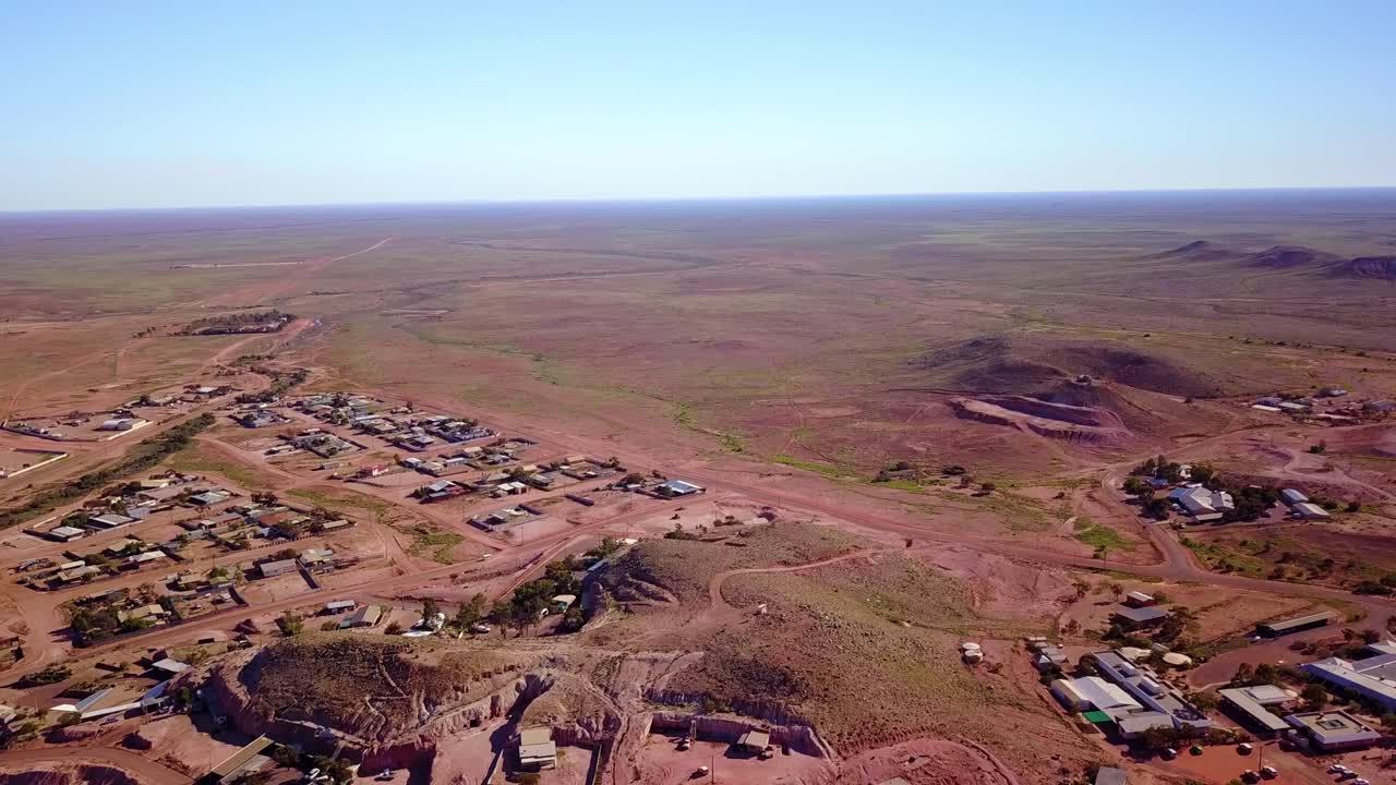 공중 드론 샷은 쿠버 페디 호주 3의 아웃백 부시 오팔 광산 마을을 보여줍니다