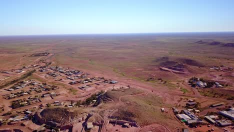 Drohnenaufnahme-Aus-Der-Luft-Enthüllt-Die-Outback-Busch-Opal-Bergbaustadt-Coober-Pedy-Australien-3