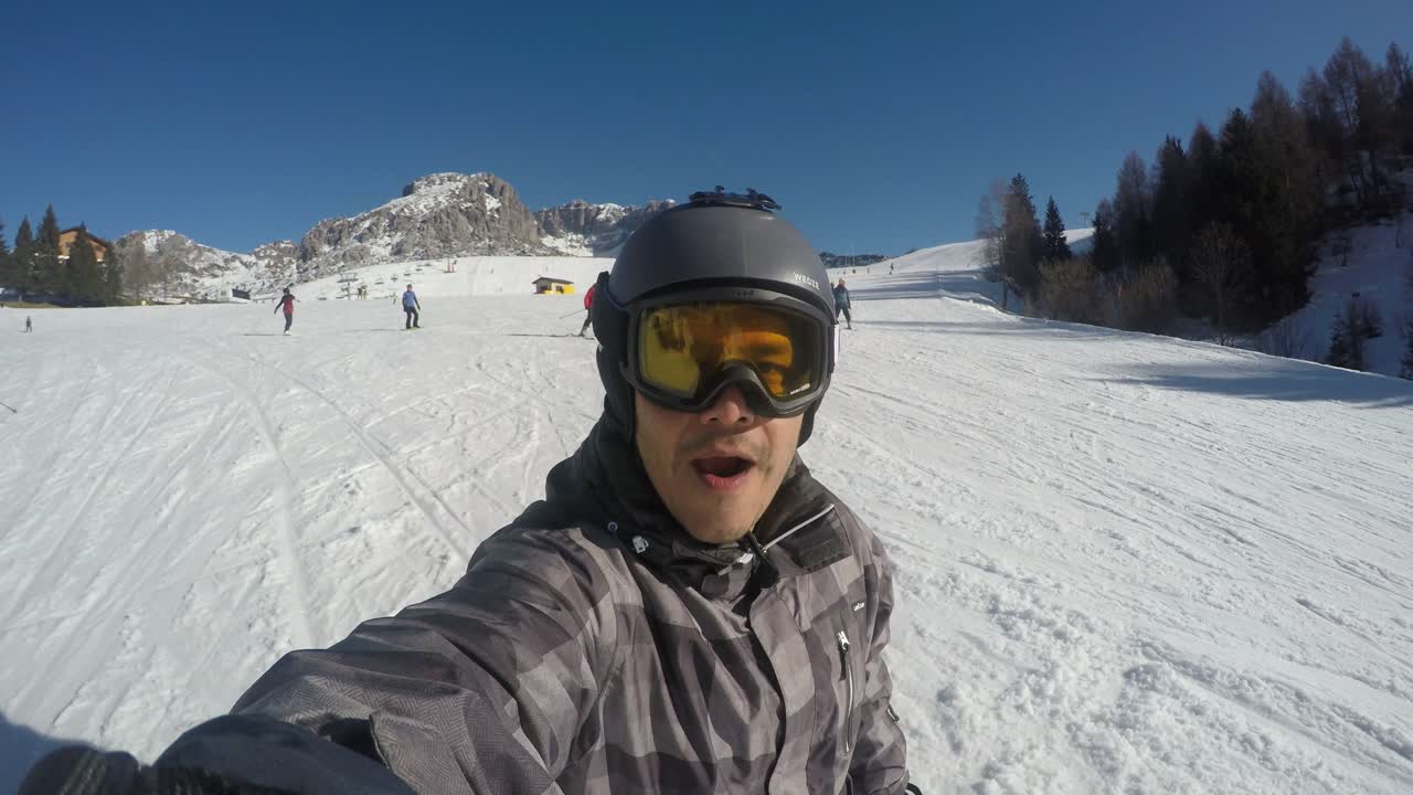 In montagna, questo ragazzo si gode la vita e l'opportunità di sciare per la prima volta